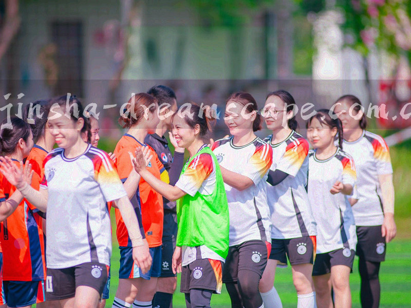 小屏设备屏幕显示金沙服务界面局部，边缘带一层暖沙色光
